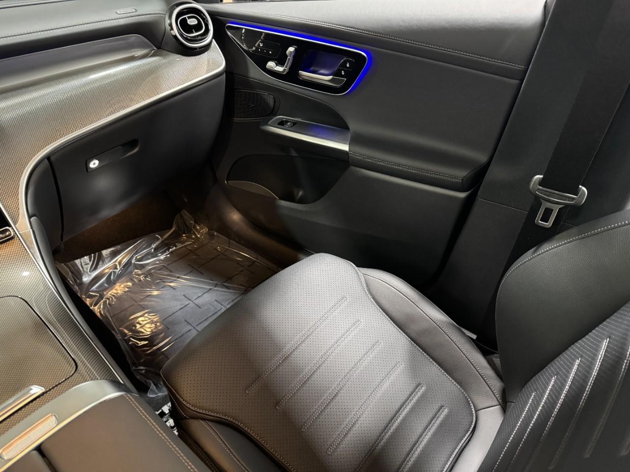 Mercedes-Benz GLC Vehicle Full-screen Gallery Image 15