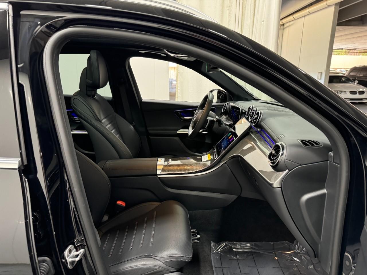 Mercedes-Benz GLC Vehicle Full-screen Gallery Image 16