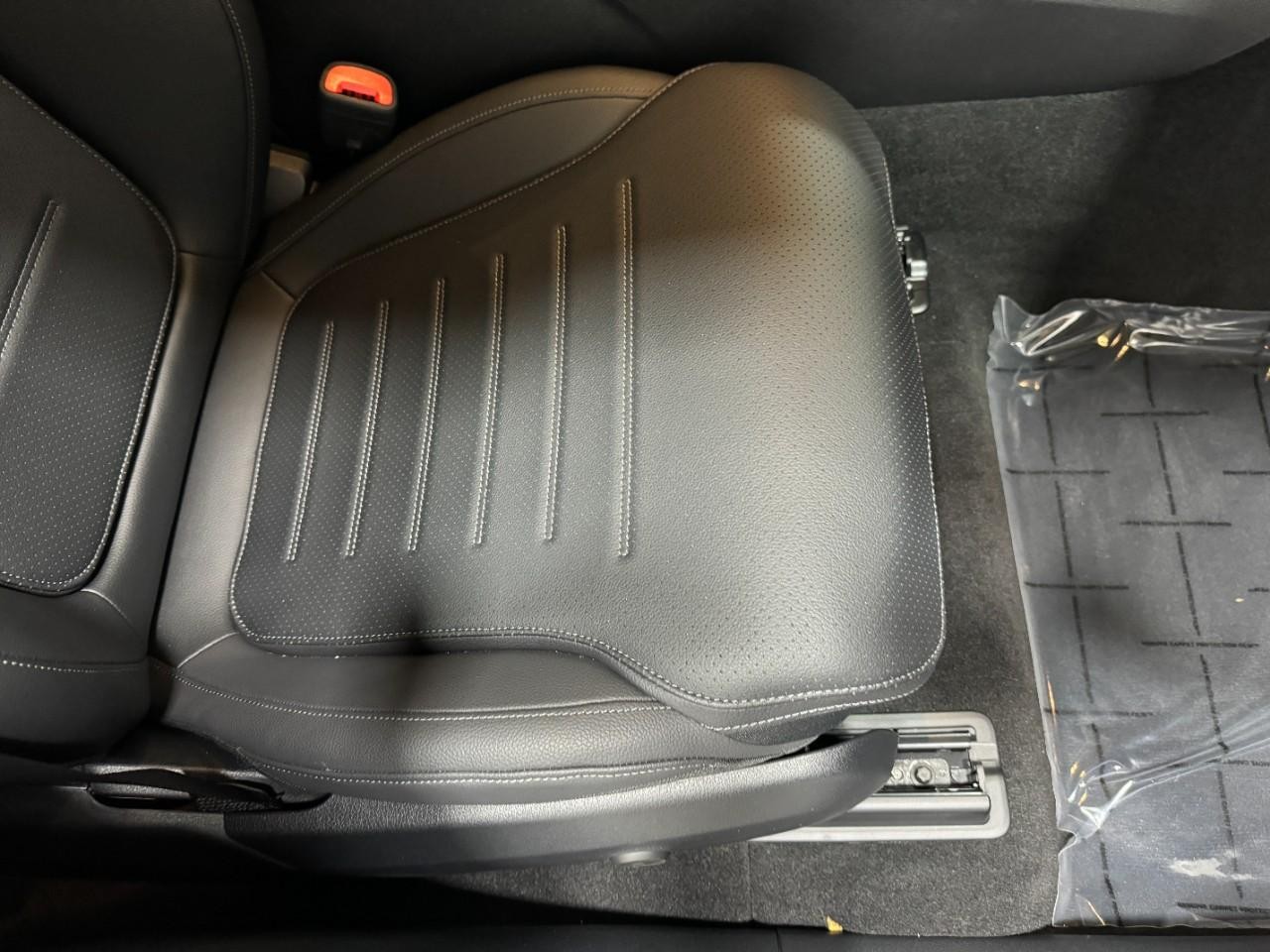 Mercedes-Benz GLC Vehicle Full-screen Gallery Image 17