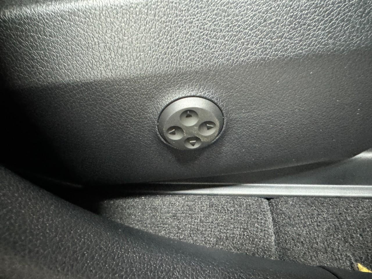 Mercedes-Benz GLC Vehicle Full-screen Gallery Image 18