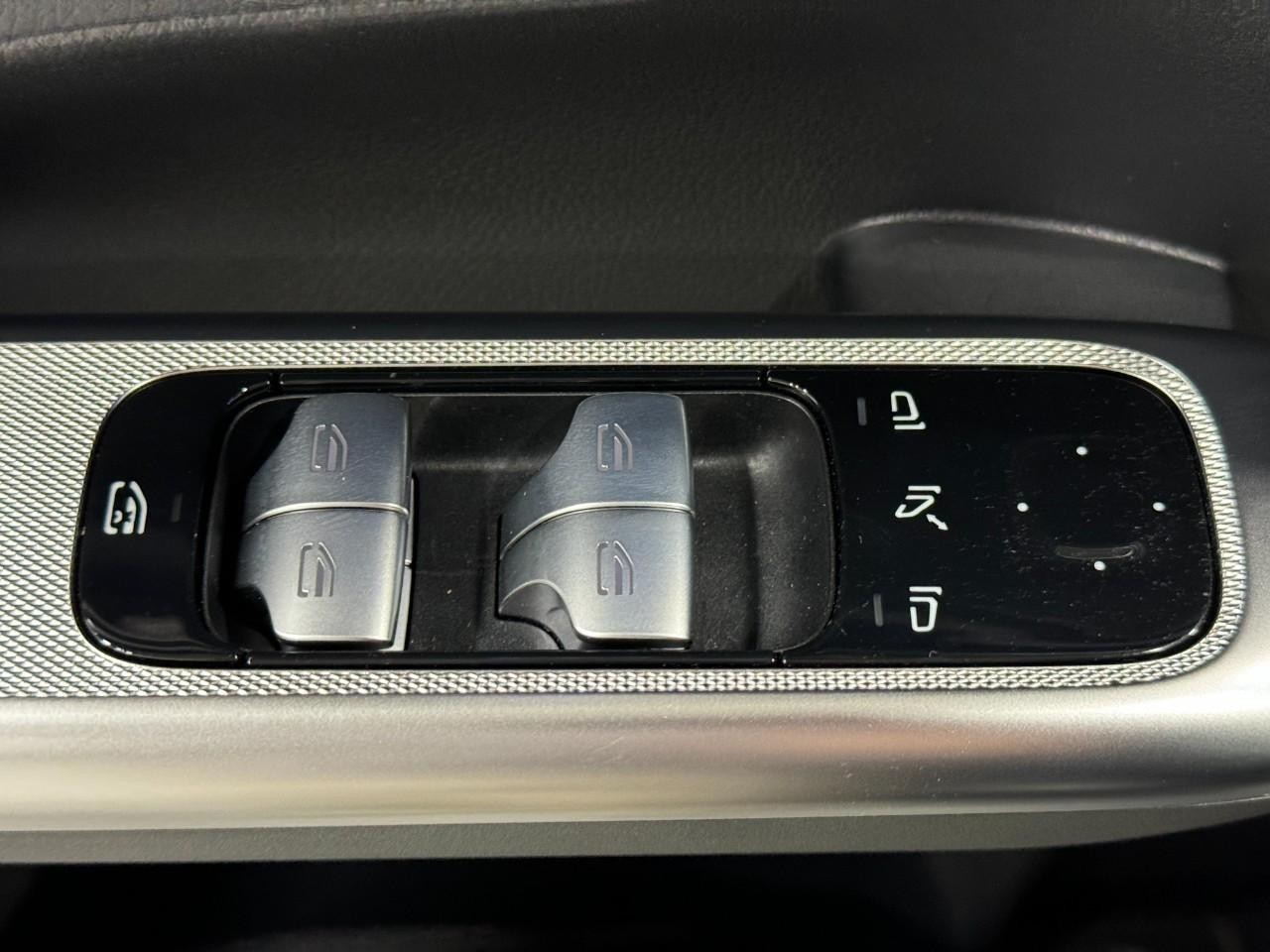 Mercedes-Benz GLC Vehicle Full-screen Gallery Image 24