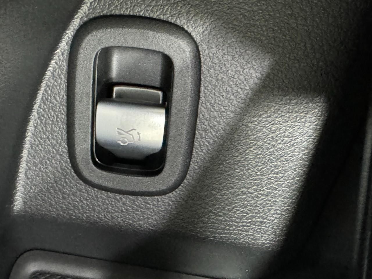 Mercedes-Benz GLC Vehicle Full-screen Gallery Image 25