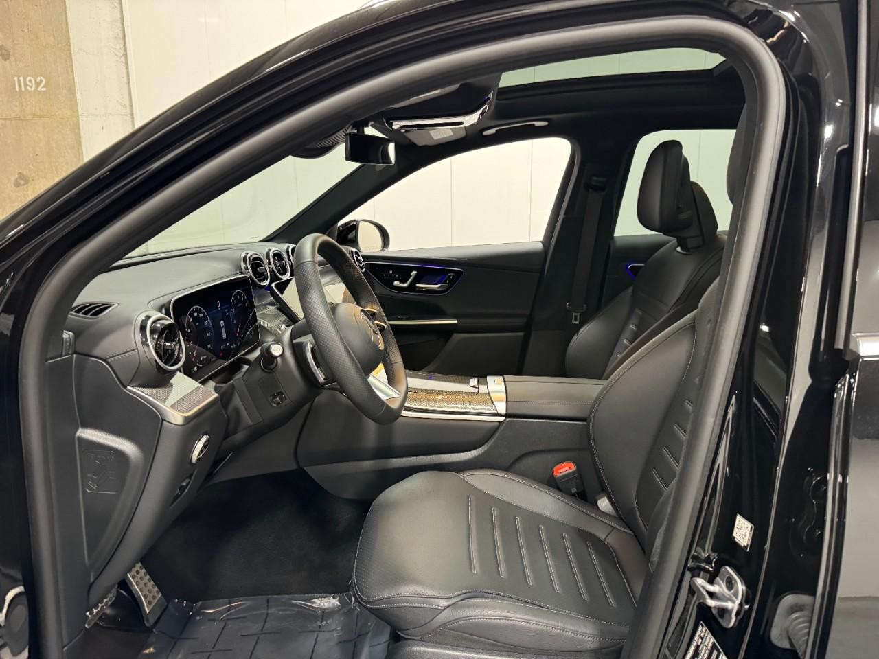 Mercedes-Benz GLC Vehicle Full-screen Gallery Image 26