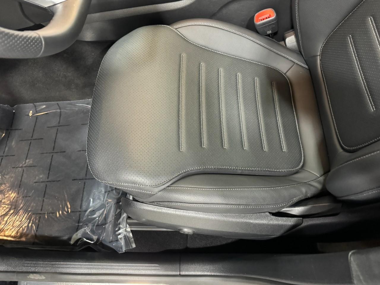 Mercedes-Benz GLC Vehicle Full-screen Gallery Image 27