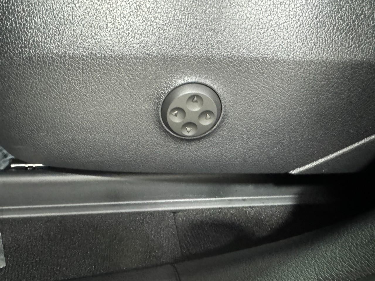 Mercedes-Benz GLC Vehicle Full-screen Gallery Image 28