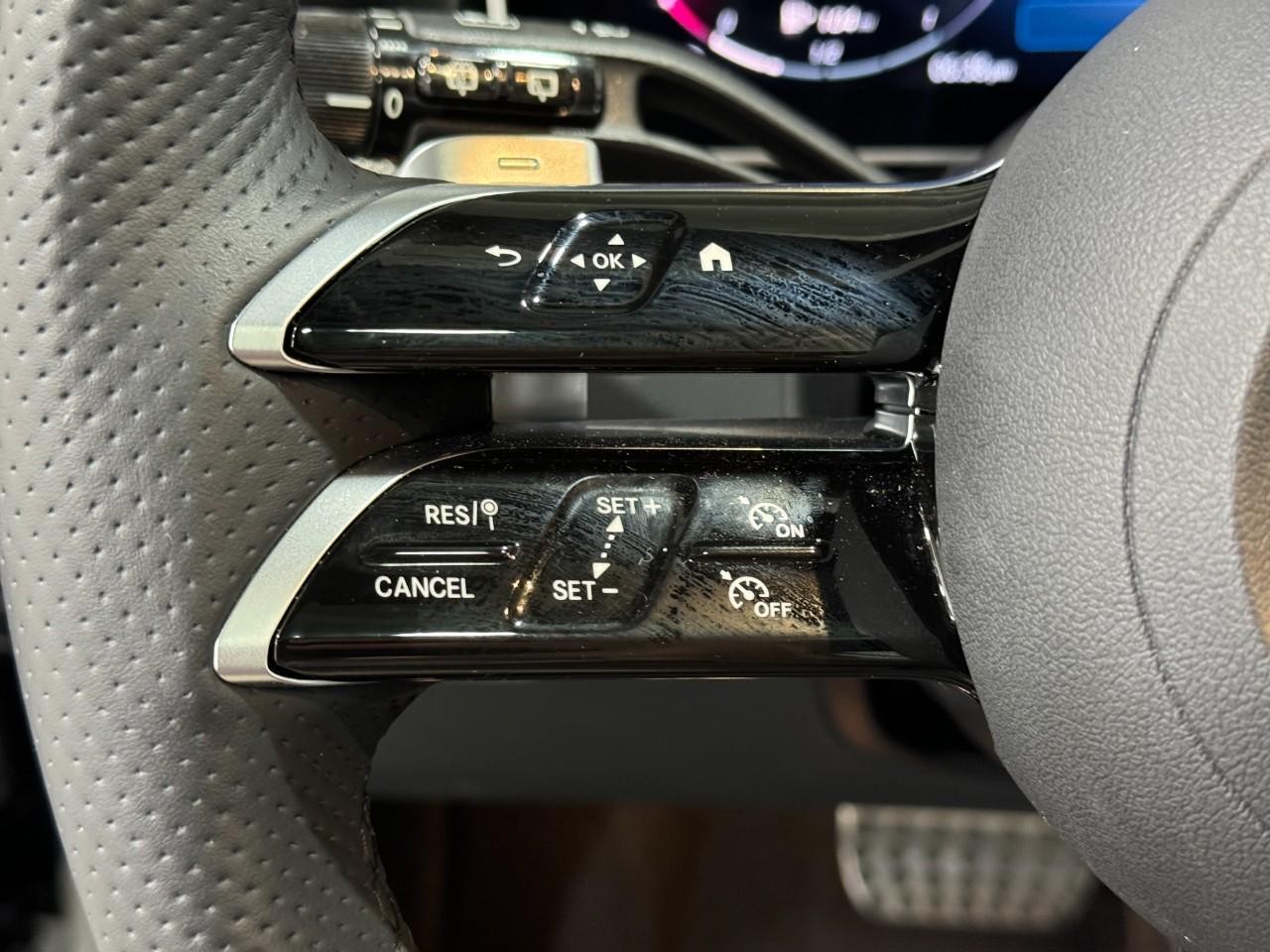 Mercedes-Benz GLC Vehicle Full-screen Gallery Image 30