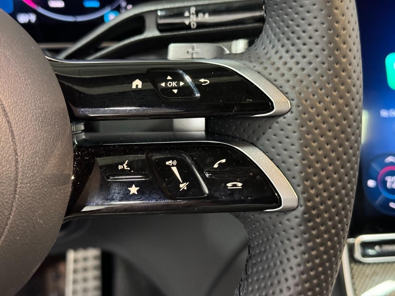 Mercedes-Benz GLC Vehicle Full-screen Gallery Image 31