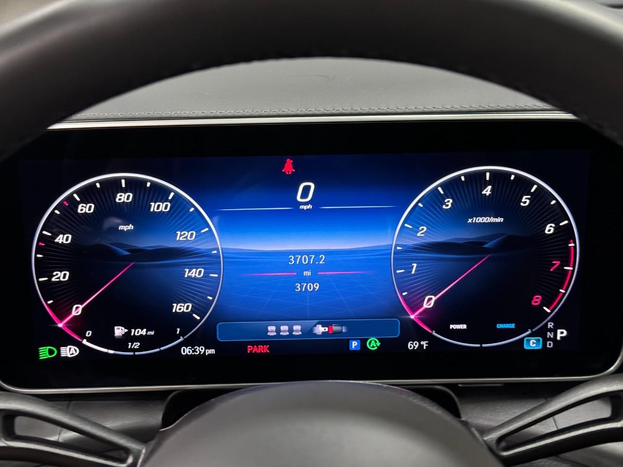 Mercedes-Benz GLC Vehicle Full-screen Gallery Image 32