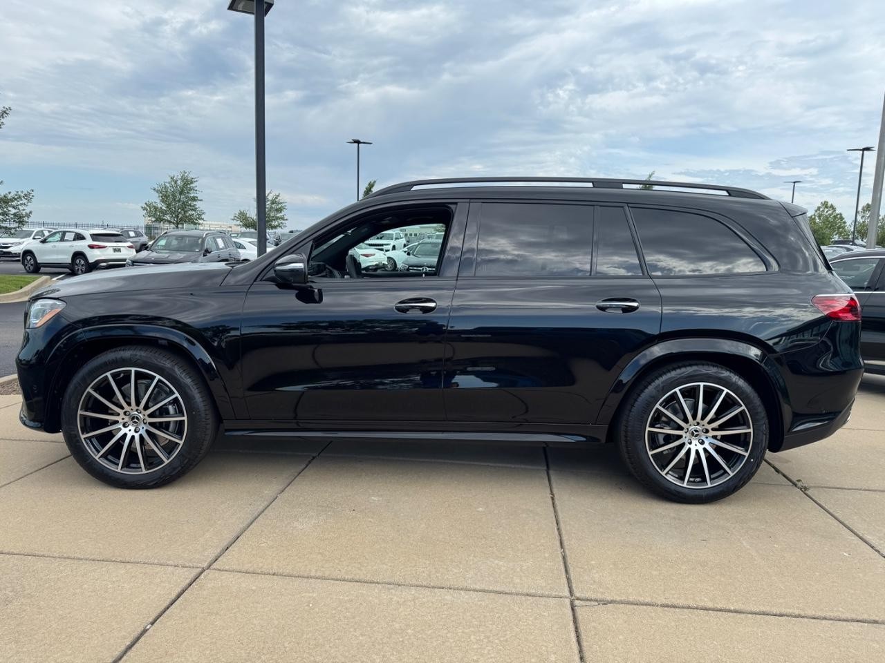 Mercedes-Benz GLS Vehicle Full-screen Gallery Image 2