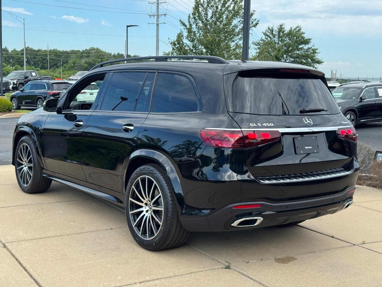 Mercedes-Benz GLS Vehicle Full-screen Gallery Image 3