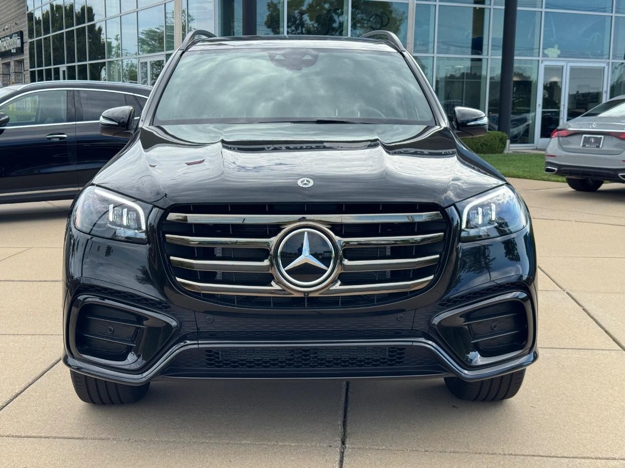 Mercedes-Benz GLS Vehicle Full-screen Gallery Image 7