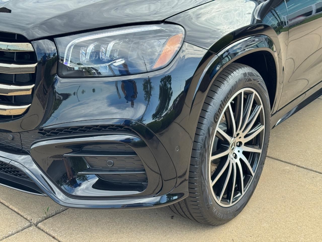 Mercedes-Benz GLS Vehicle Full-screen Gallery Image 9