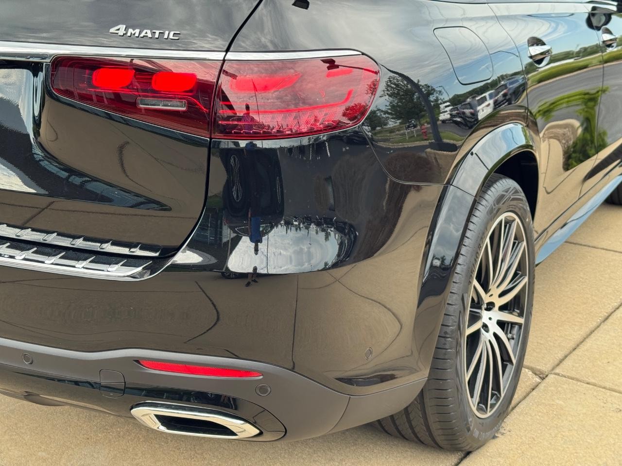 Mercedes-Benz GLS Vehicle Full-screen Gallery Image 13