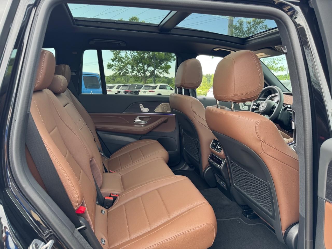 Mercedes-Benz GLS Vehicle Full-screen Gallery Image 14