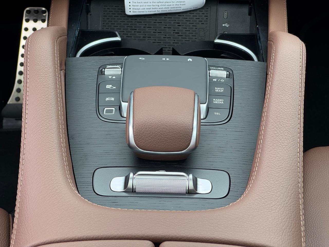 Mercedes-Benz GLS Vehicle Full-screen Gallery Image 19