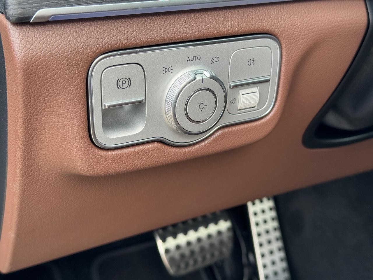 Mercedes-Benz GLS Vehicle Full-screen Gallery Image 22