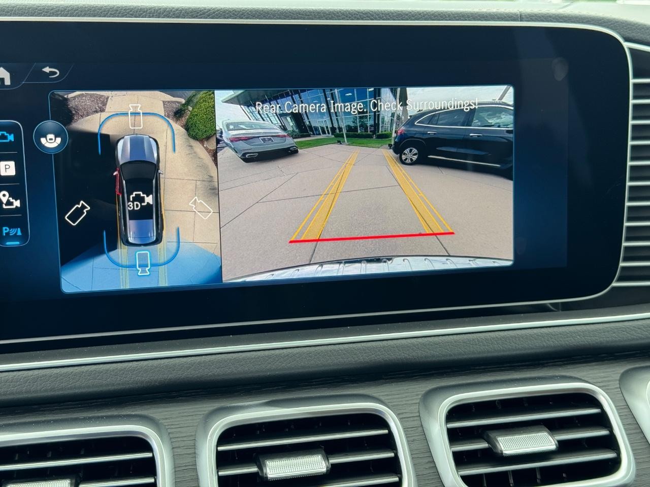 Mercedes-Benz GLS Vehicle Full-screen Gallery Image 27