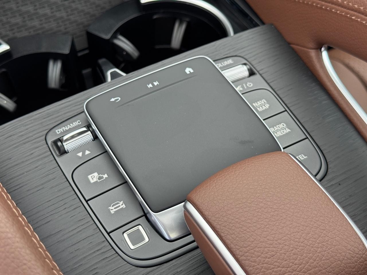 Mercedes-Benz GLS Vehicle Full-screen Gallery Image 29