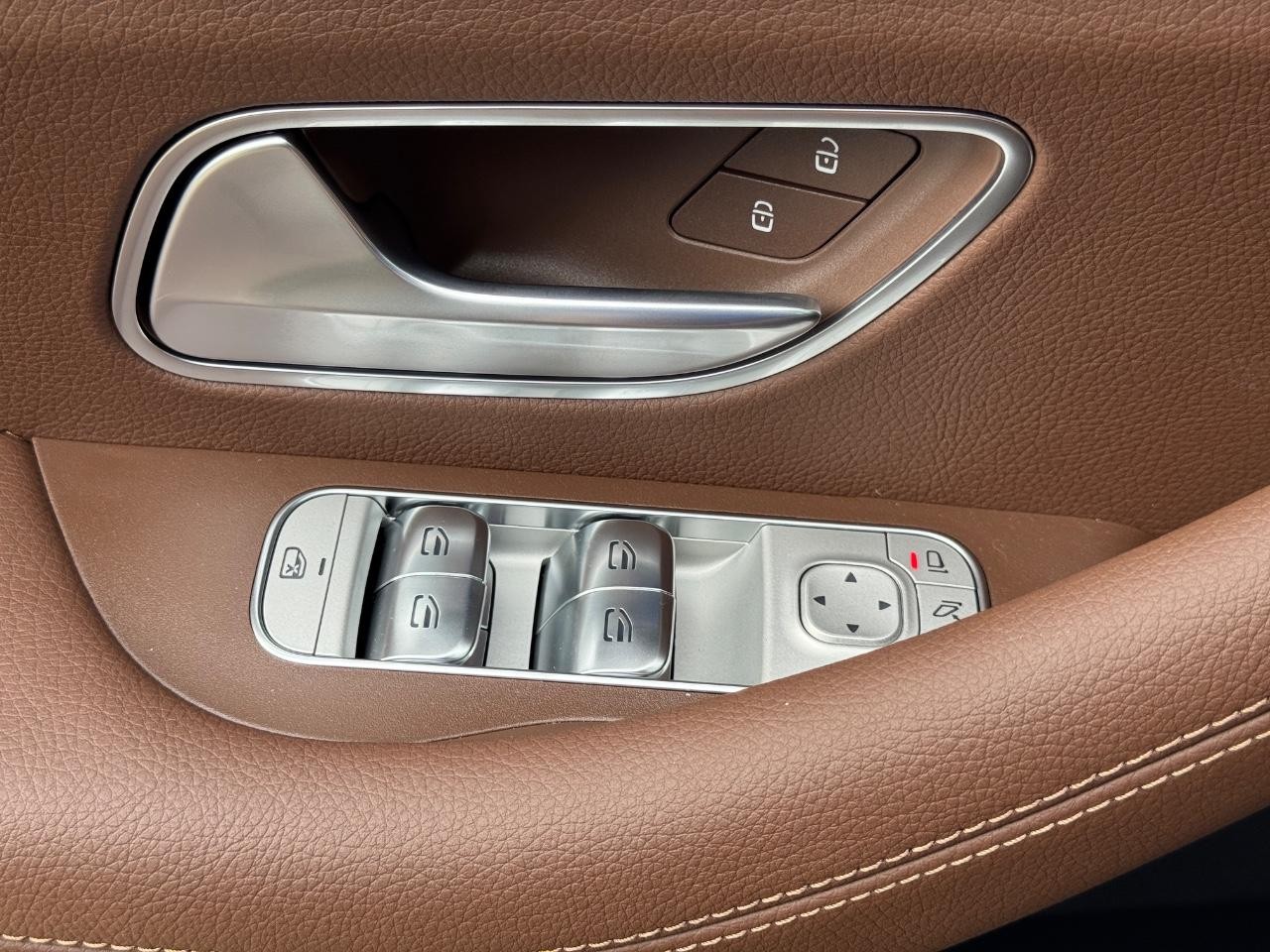 Mercedes-Benz GLS Vehicle Full-screen Gallery Image 31