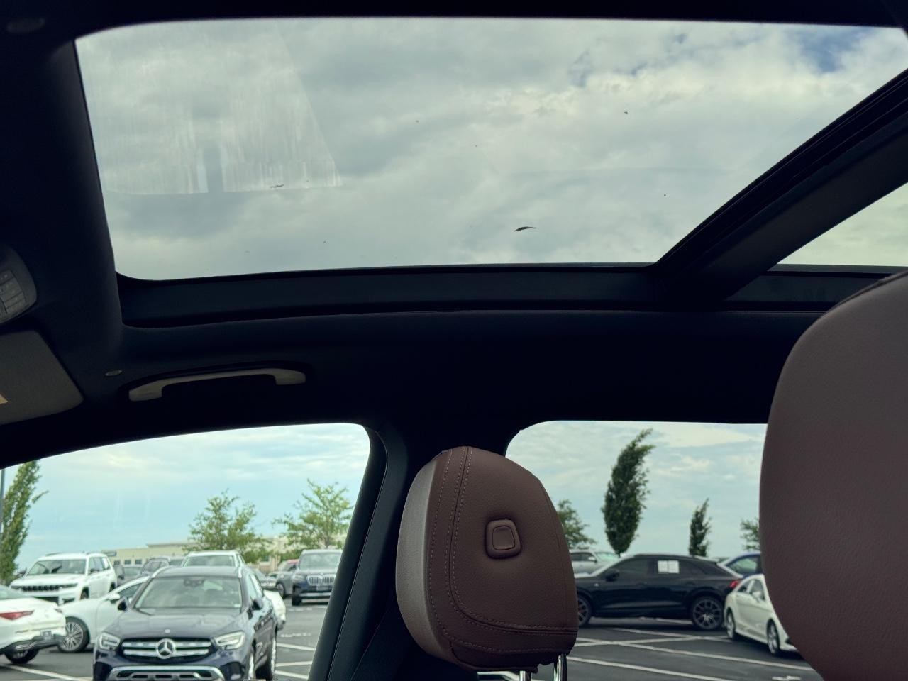 Mercedes-Benz GLS Vehicle Full-screen Gallery Image 32