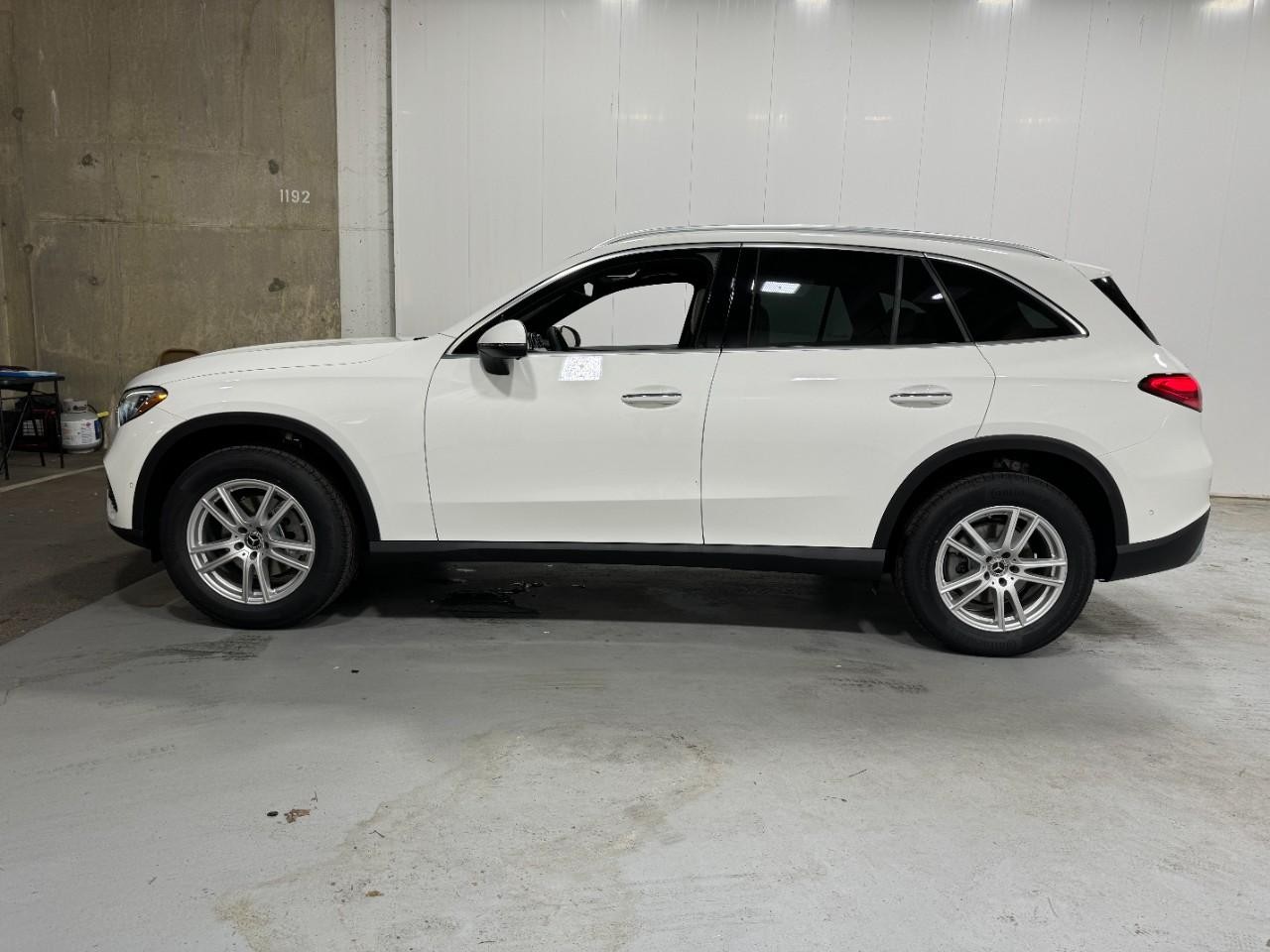 Mercedes-Benz GLC Vehicle Full-screen Gallery Image 2