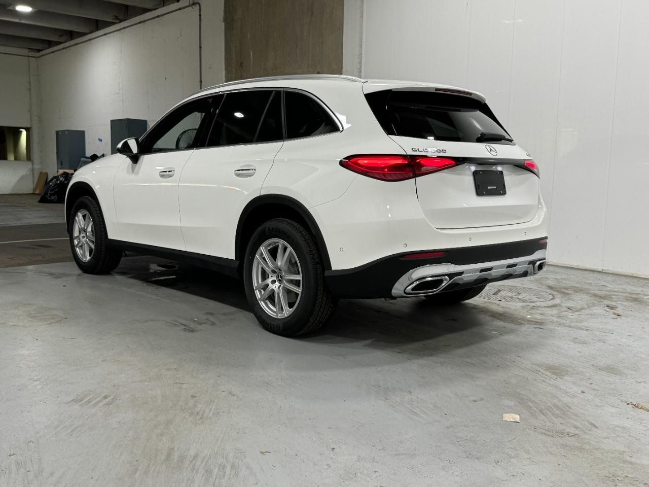 Mercedes-Benz GLC Vehicle Full-screen Gallery Image 3