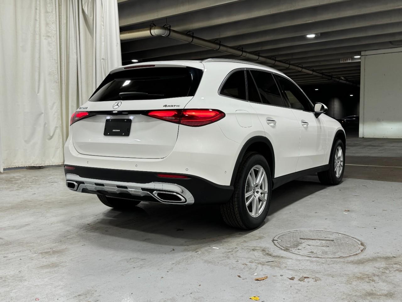 Mercedes-Benz GLC Vehicle Full-screen Gallery Image 4