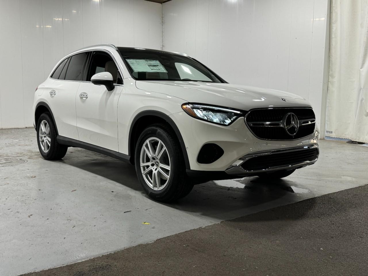 Mercedes-Benz GLC Vehicle Full-screen Gallery Image 6
