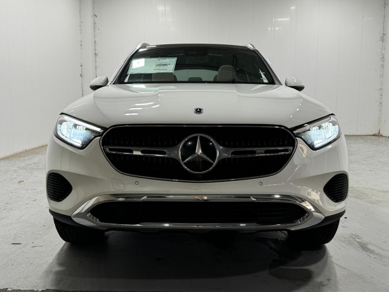 Mercedes-Benz GLC Vehicle Full-screen Gallery Image 7
