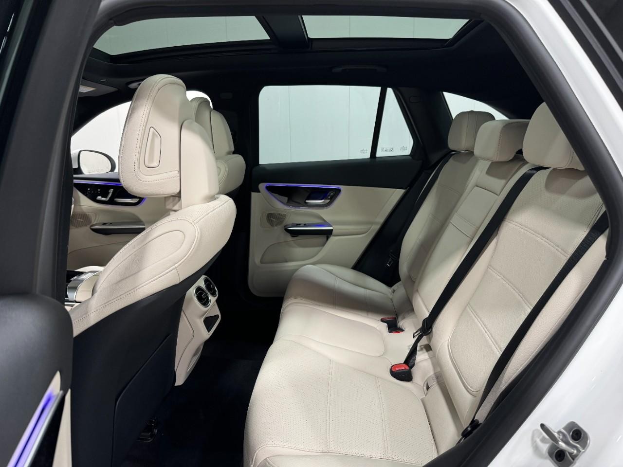 Mercedes-Benz GLC Vehicle Full-screen Gallery Image 8