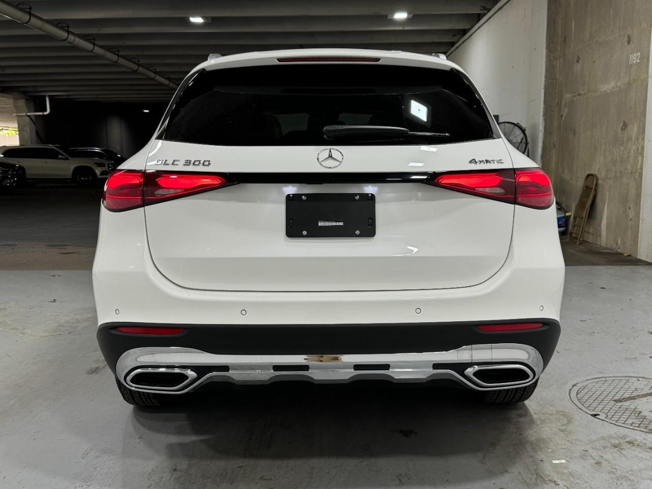 Mercedes-Benz GLC Vehicle Full-screen Gallery Image 9