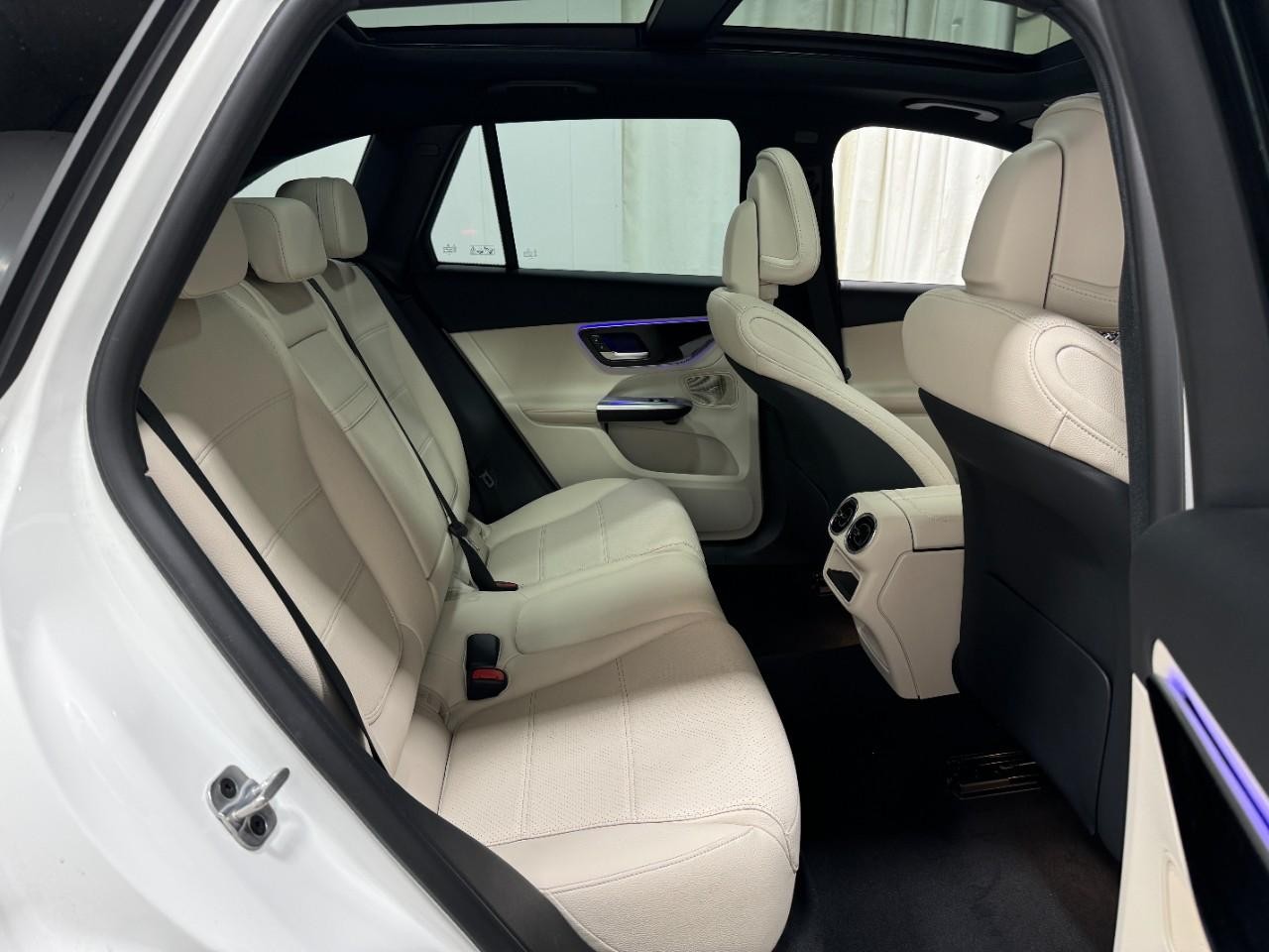 Mercedes-Benz GLC Vehicle Full-screen Gallery Image 10