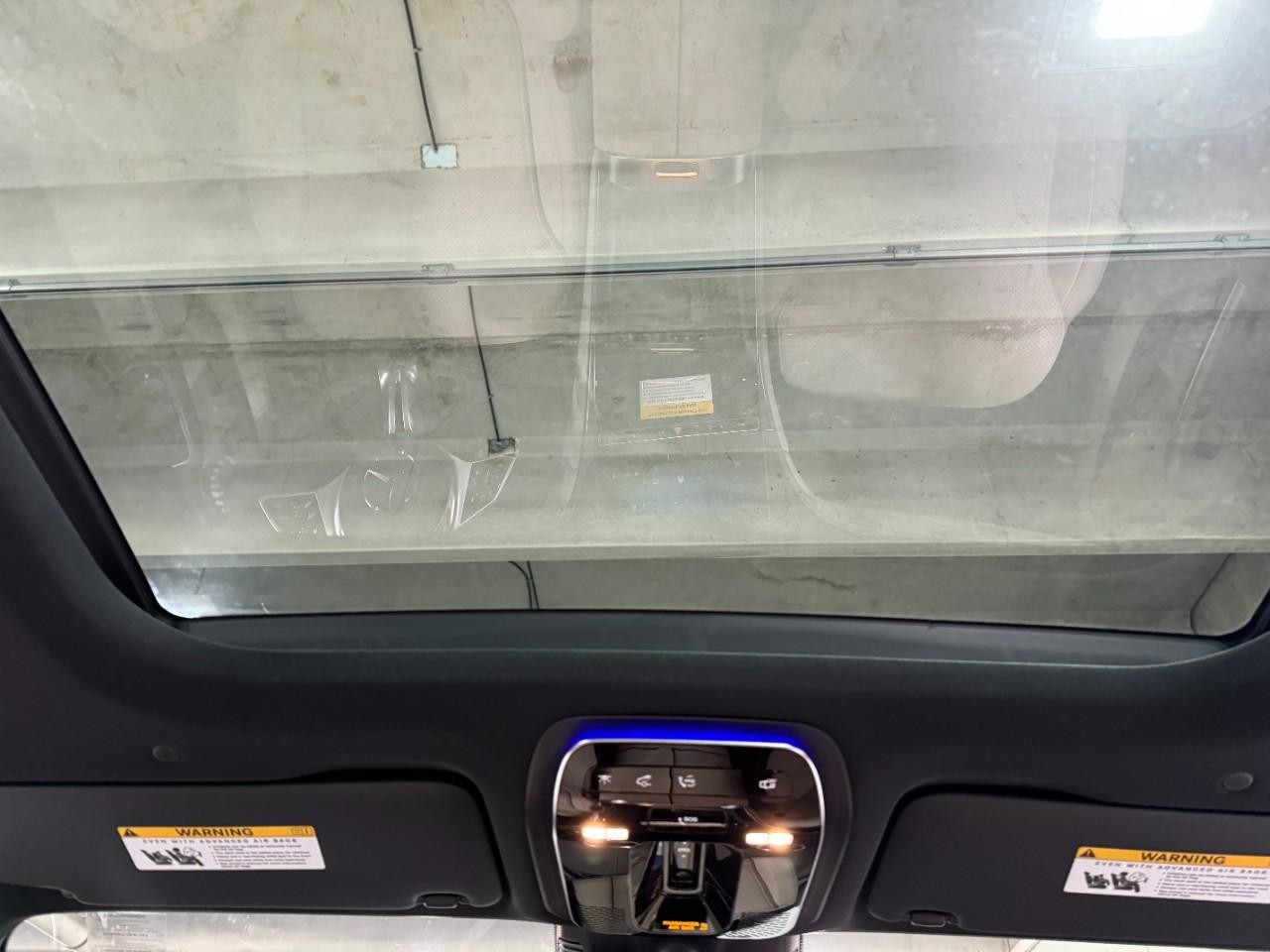 Mercedes-Benz GLC Vehicle Full-screen Gallery Image 11