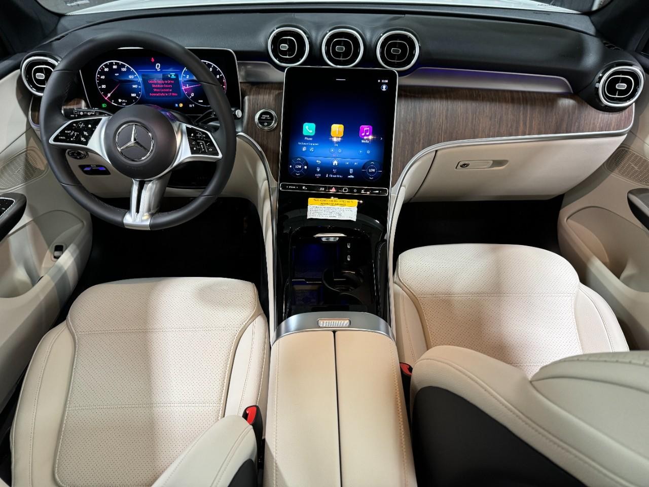 Mercedes-Benz GLC Vehicle Full-screen Gallery Image 12