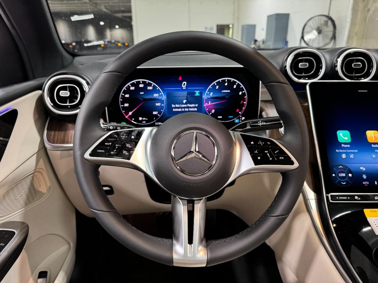 Mercedes-Benz GLC Vehicle Full-screen Gallery Image 13