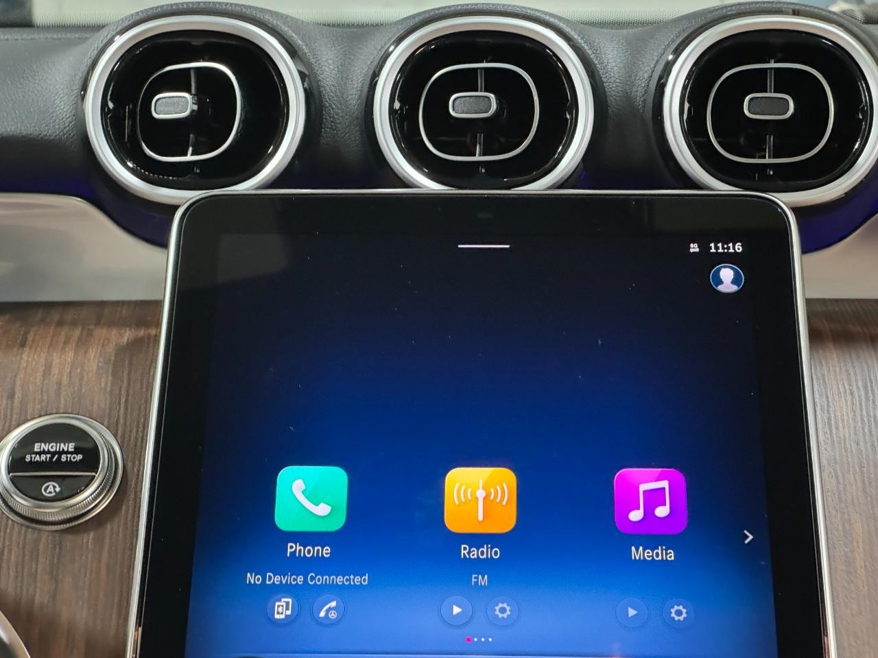 Mercedes-Benz GLC Vehicle Full-screen Gallery Image 14