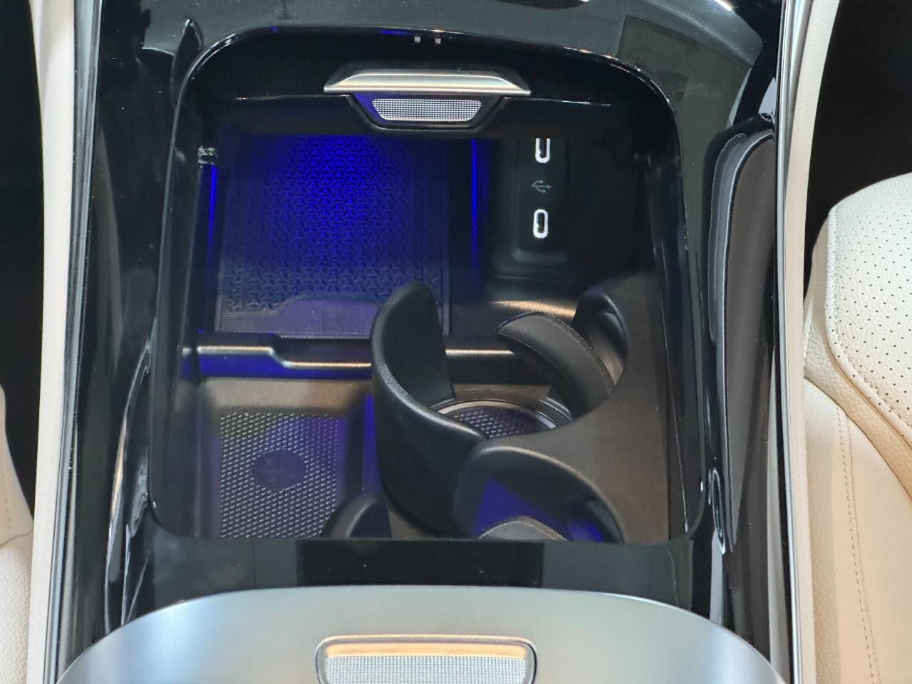 Mercedes-Benz GLC Vehicle Full-screen Gallery Image 16