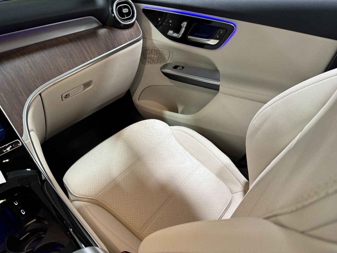 Mercedes-Benz GLC Vehicle Full-screen Gallery Image 17