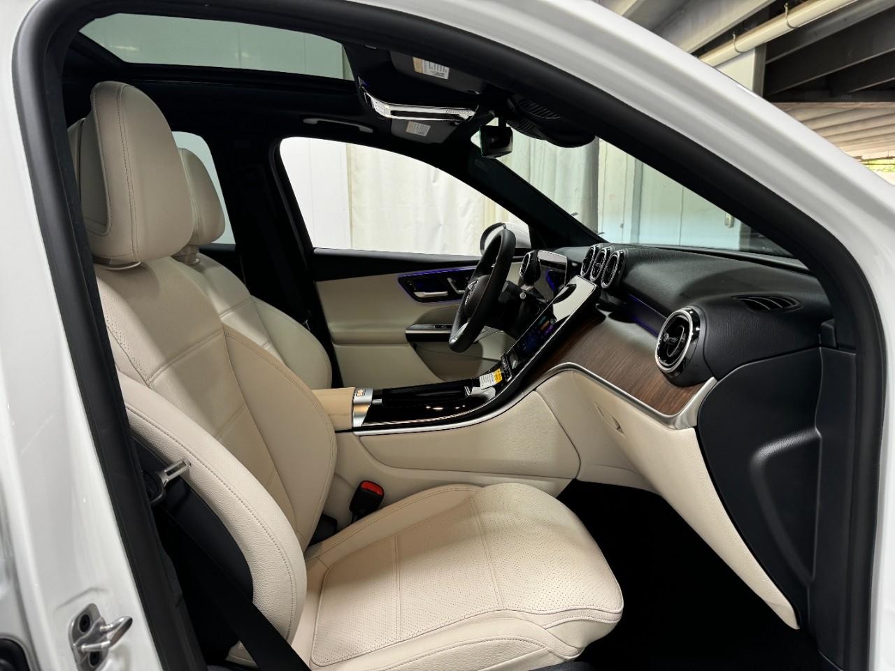 Mercedes-Benz GLC Vehicle Full-screen Gallery Image 18