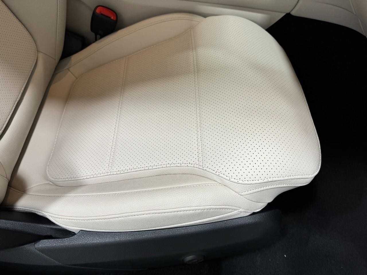 Mercedes-Benz GLC Vehicle Full-screen Gallery Image 19