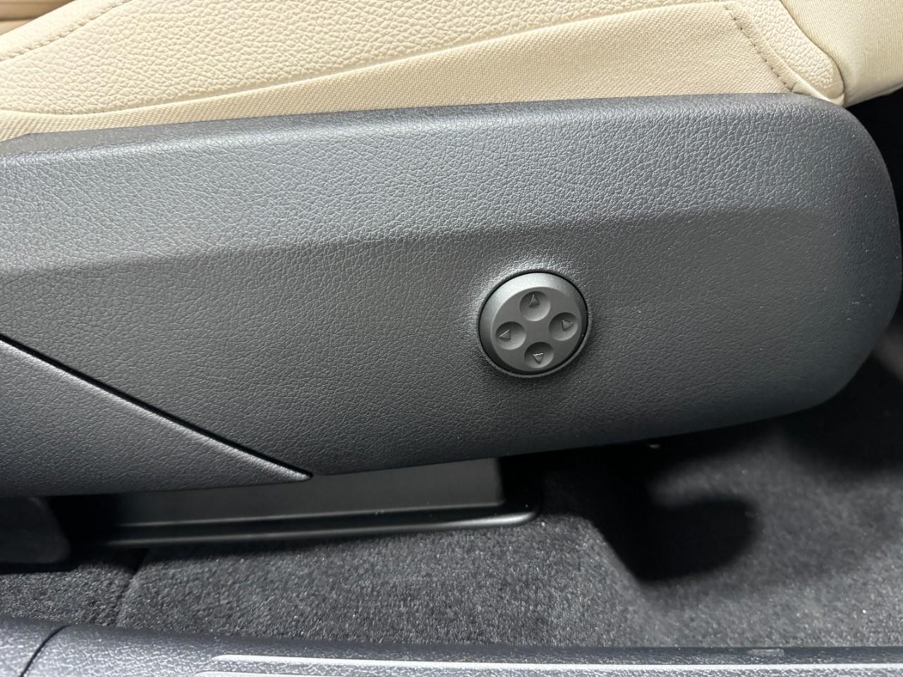 Mercedes-Benz GLC Vehicle Full-screen Gallery Image 20