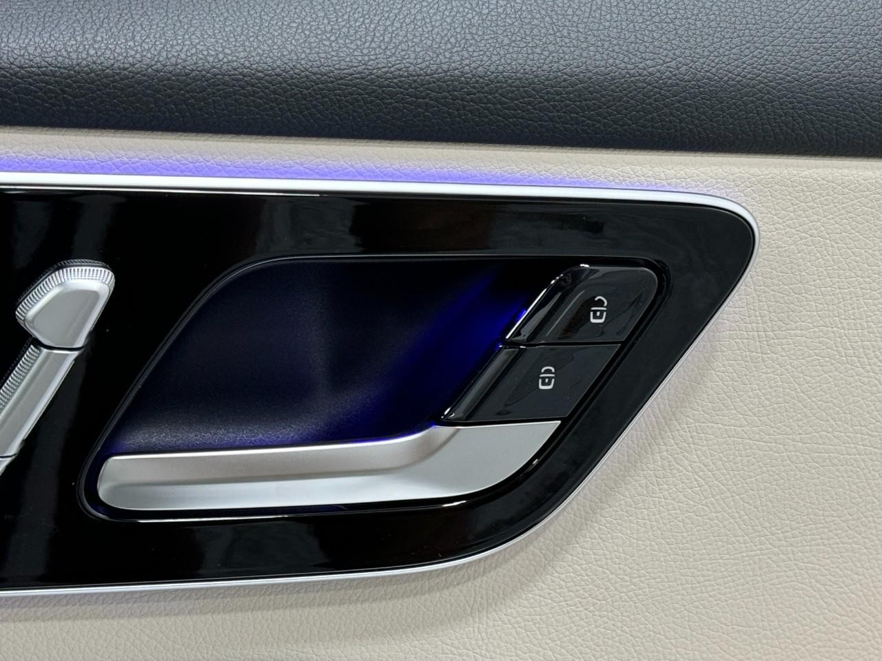 Mercedes-Benz GLC Vehicle Full-screen Gallery Image 22