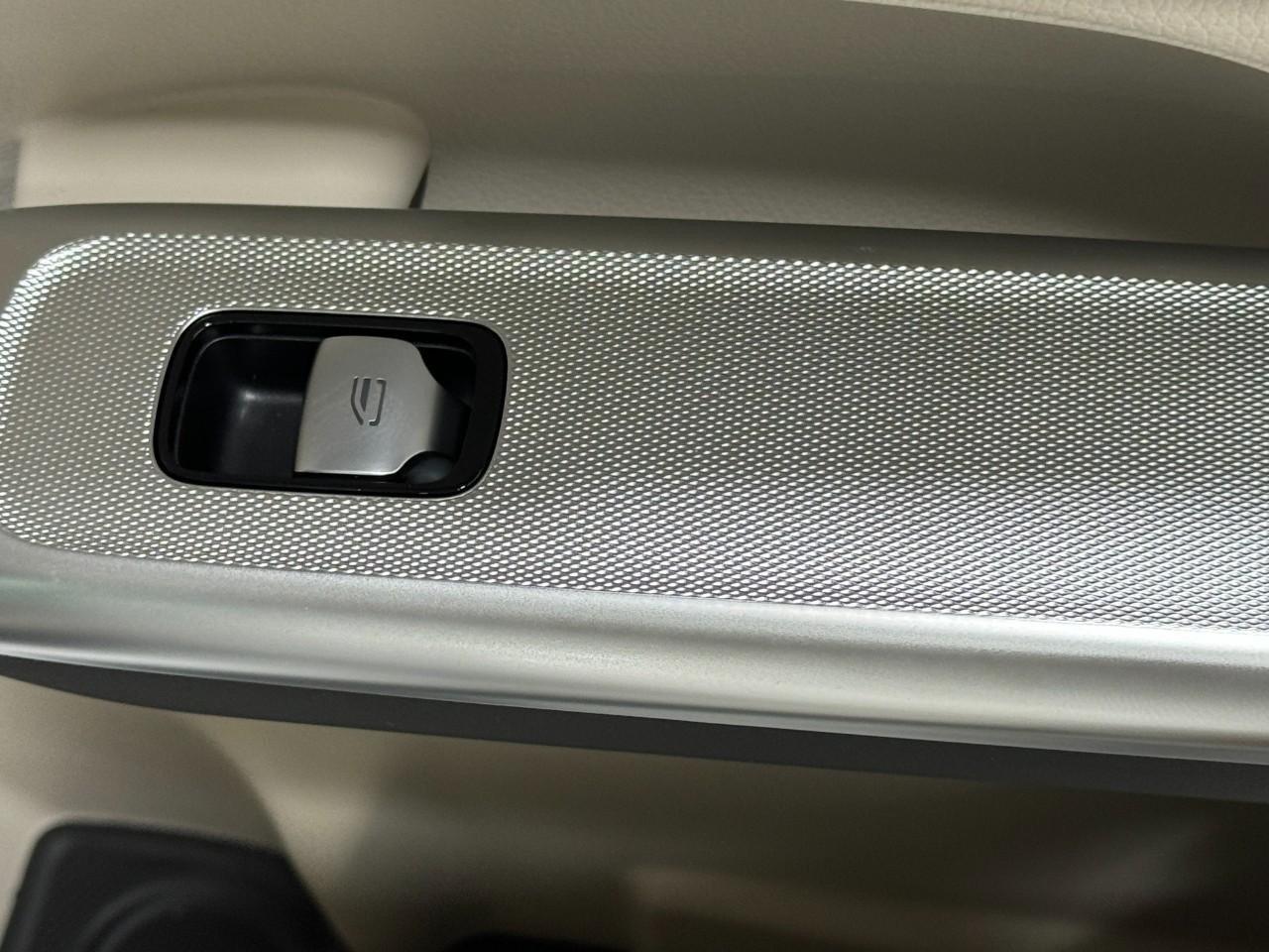 Mercedes-Benz GLC Vehicle Full-screen Gallery Image 23