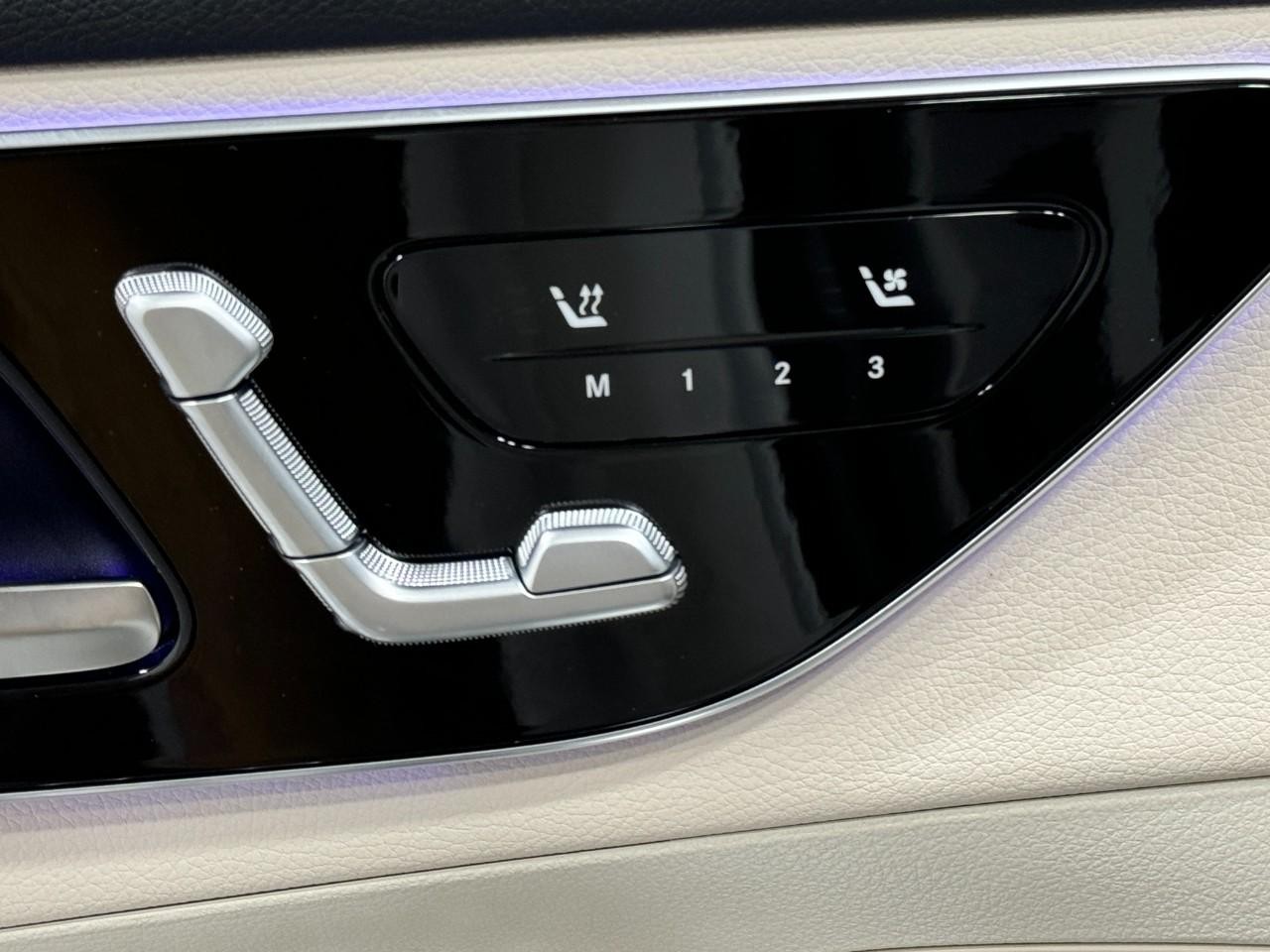 Mercedes-Benz GLC Vehicle Full-screen Gallery Image 24