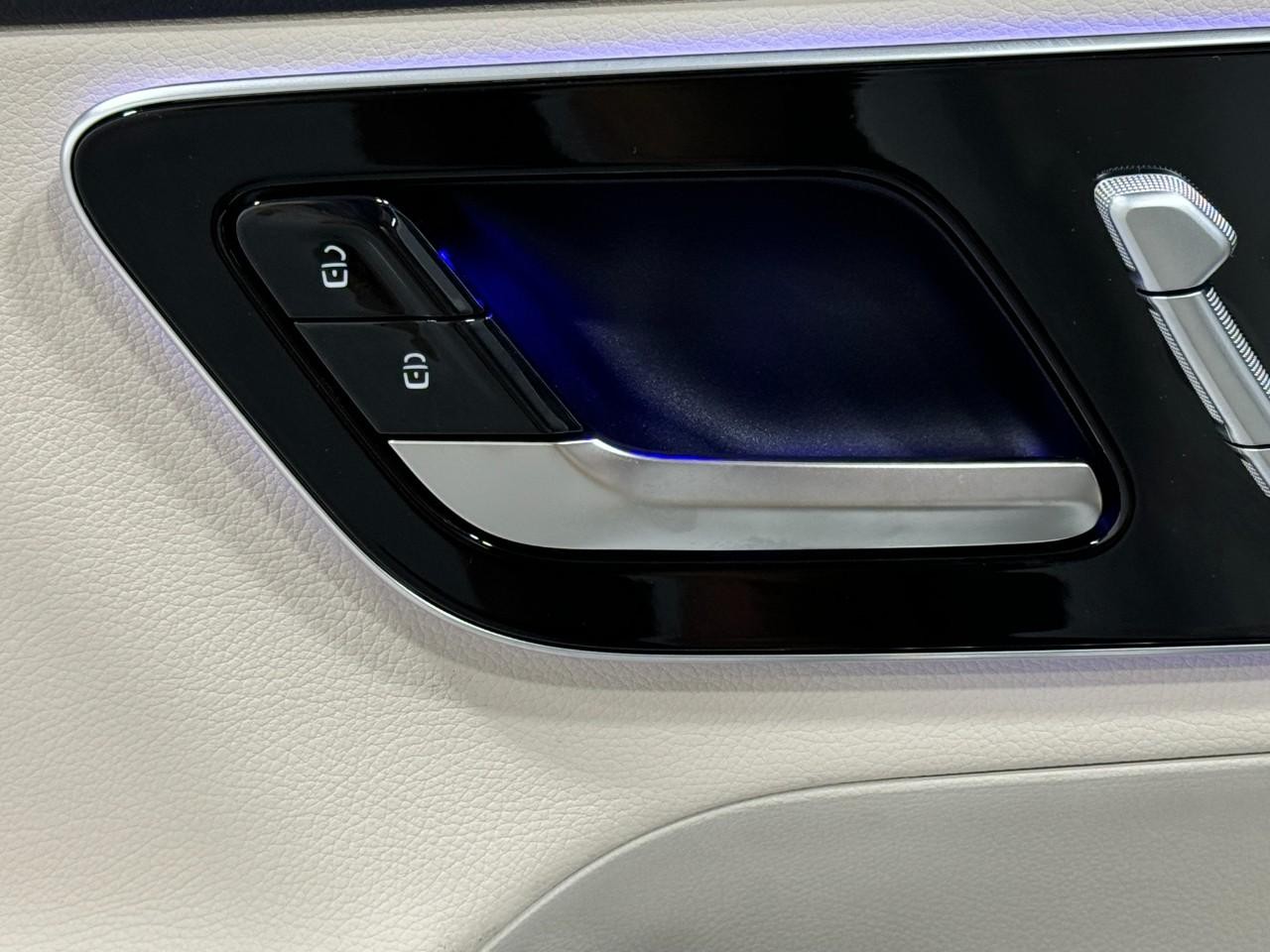 Mercedes-Benz GLC Vehicle Full-screen Gallery Image 25