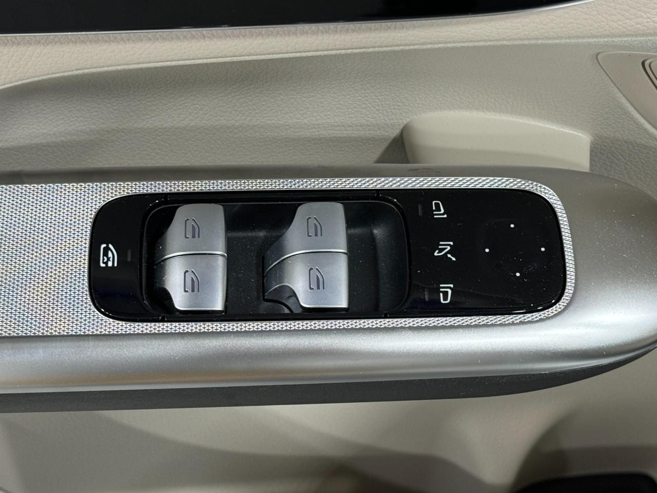 Mercedes-Benz GLC Vehicle Full-screen Gallery Image 26