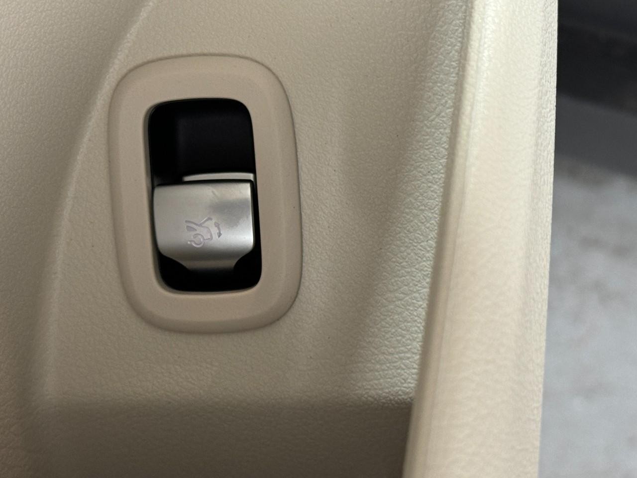 Mercedes-Benz GLC Vehicle Full-screen Gallery Image 27