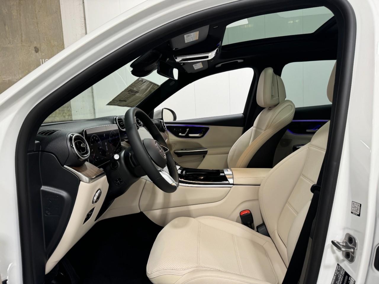 Mercedes-Benz GLC Vehicle Full-screen Gallery Image 28