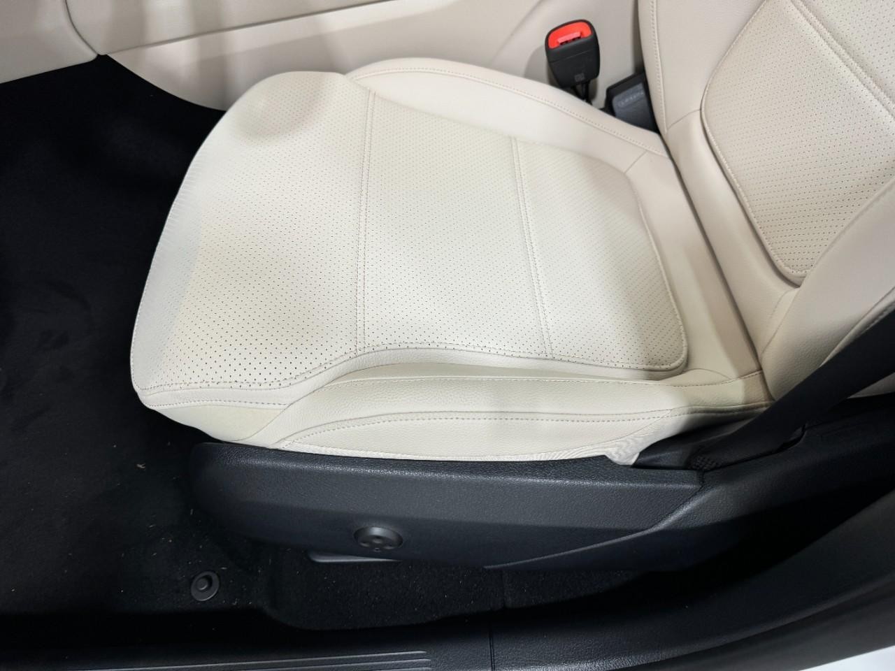 Mercedes-Benz GLC Vehicle Full-screen Gallery Image 29