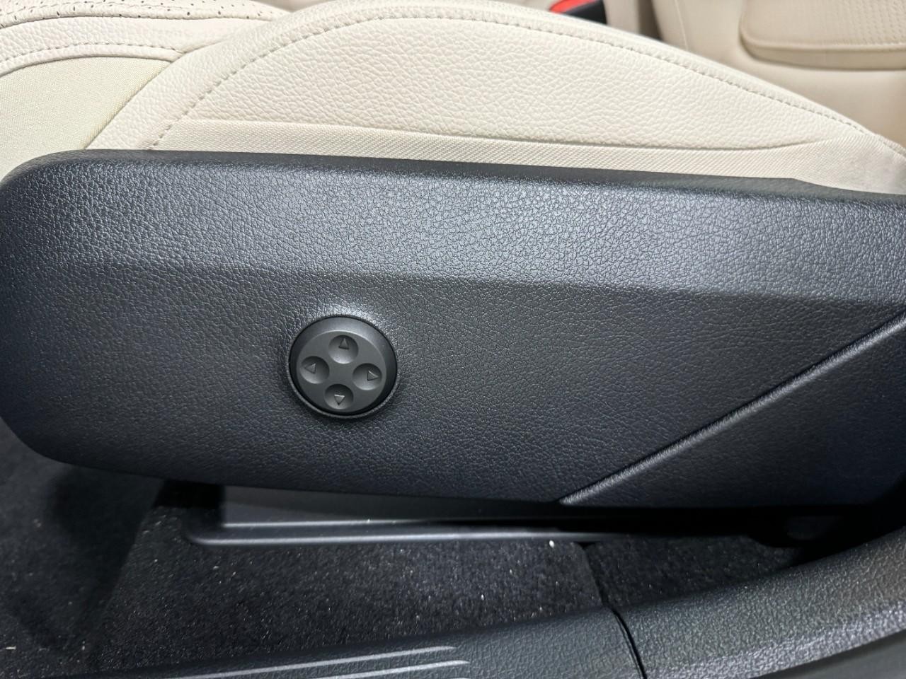 Mercedes-Benz GLC Vehicle Full-screen Gallery Image 30